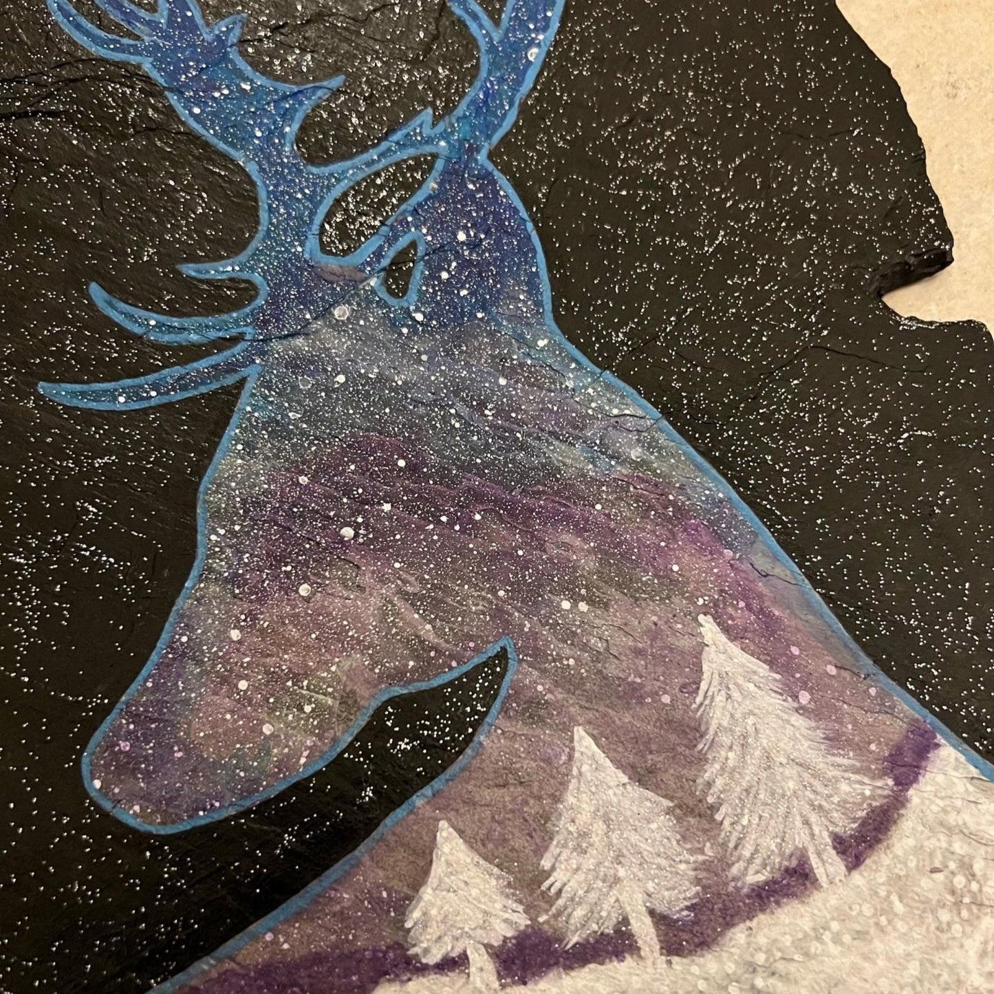 Reinsdyr på Skiferstein – Håndlaget Kunstverk med Akrylmaling og Glitter (25 x 41 cm)