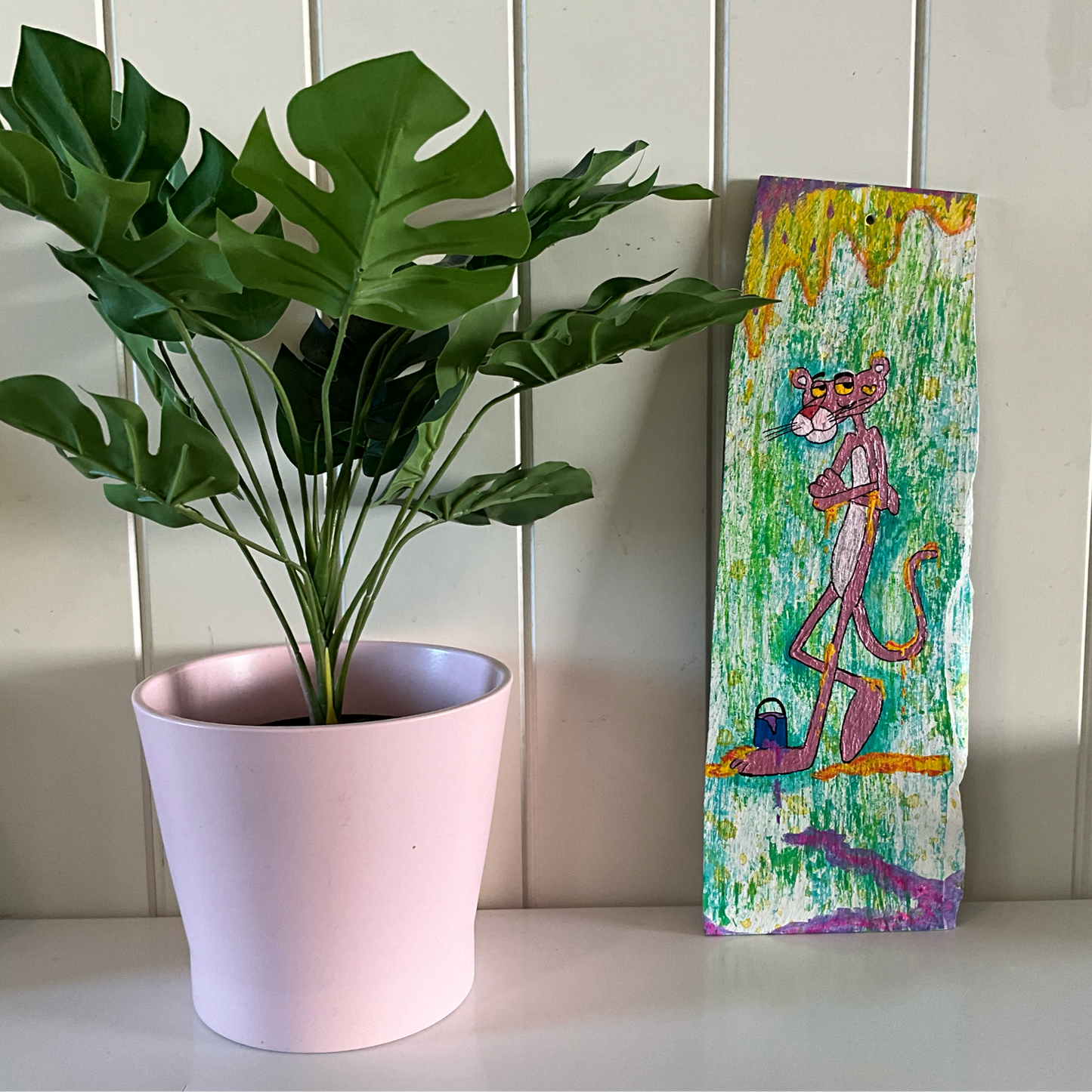 Pink Panther – Håndmalt på Skiferstein med Akrylmaling og Akryltusj (32,5 x 11 cm)