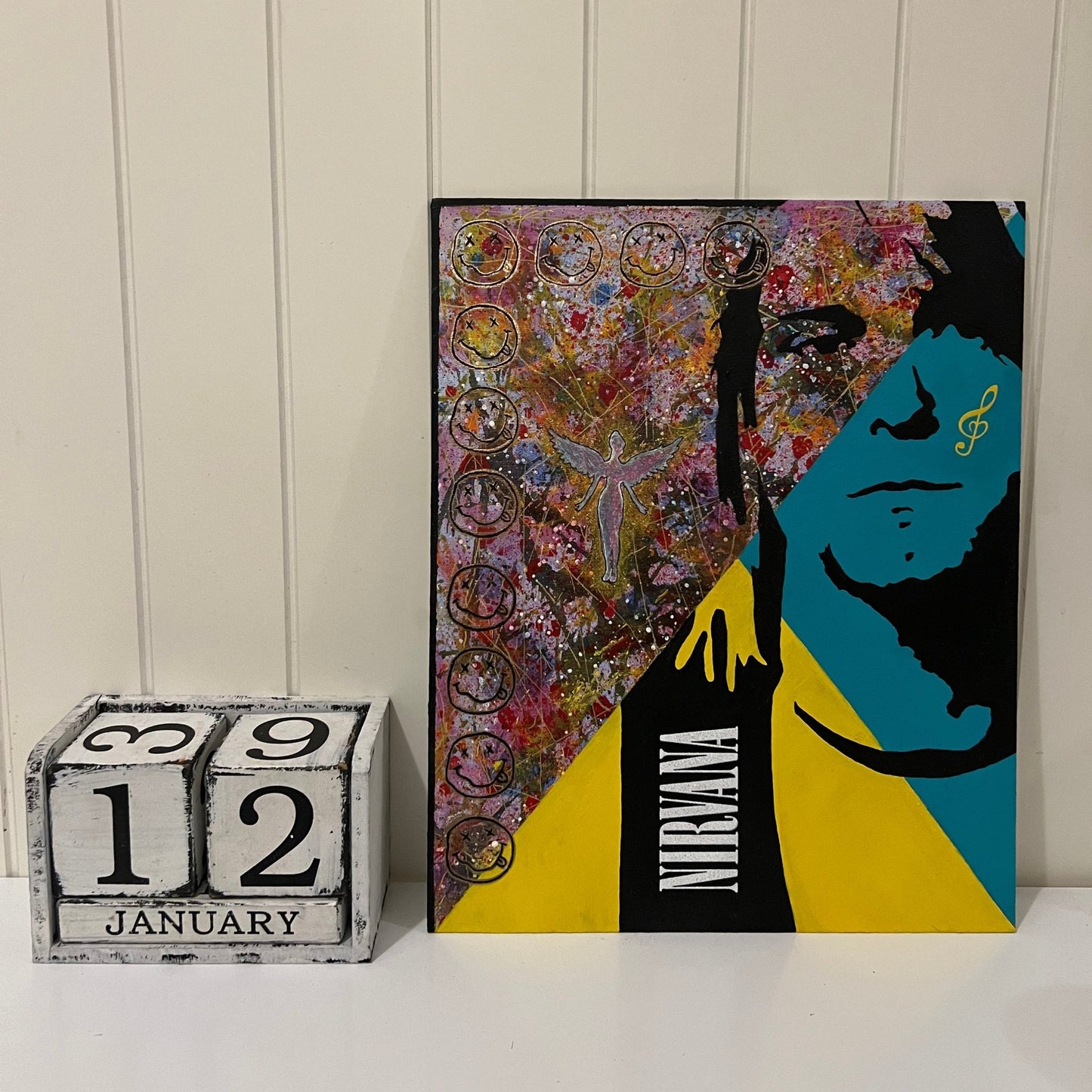 Kurt Cobain Maleri på Maleplate – Håndlaget Kunst med Akryl, Stensil og Glitter