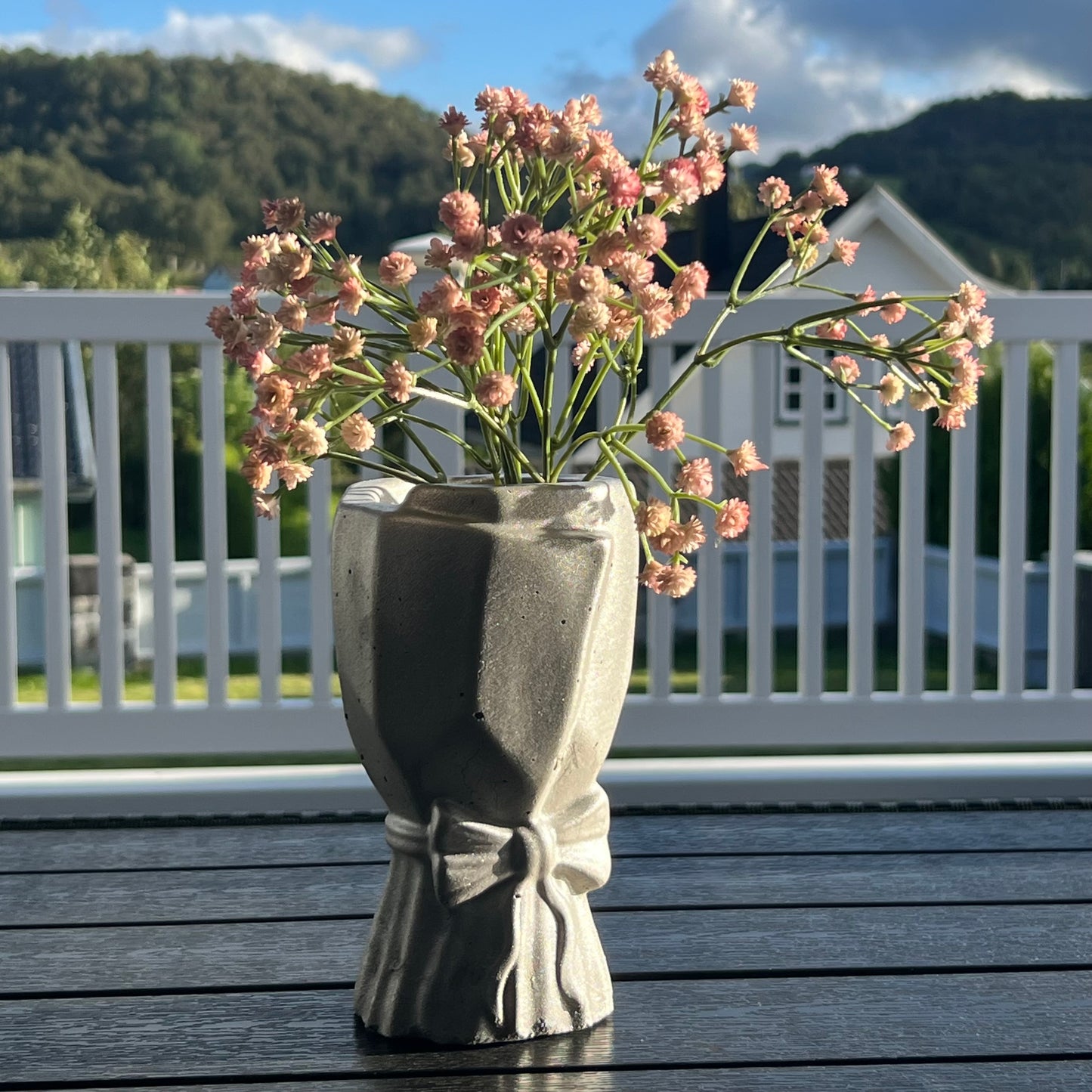 Pose vase med sløyfe