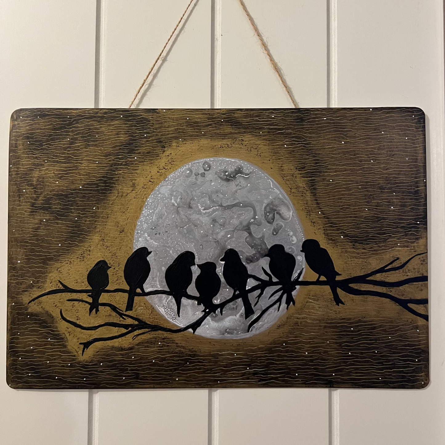 Bad Moon Rising – Unikt Akrylmotiv på Metallplate med Spraymaling og Gelroller