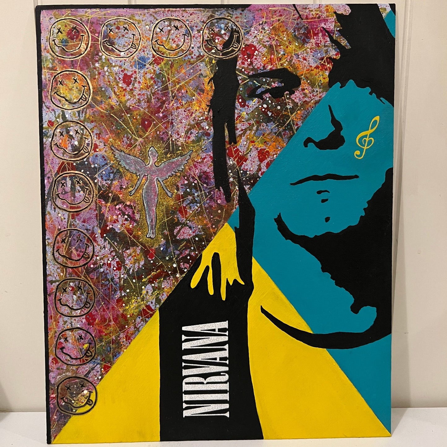 Kurt Cobain Maleri på Maleplate – Håndlaget Kunst med Akryl, Stensil og Glitter