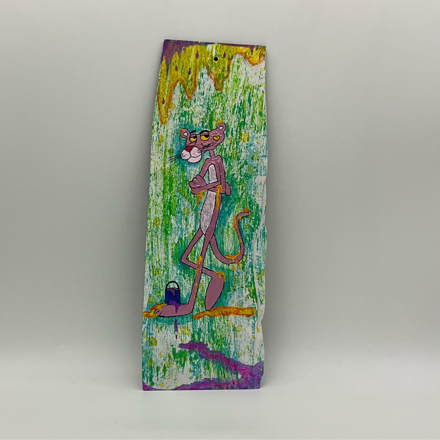 Pink Panther – Håndmalt på Skiferstein med Akrylmaling og Akryltusj (32,5 x 11 cm)