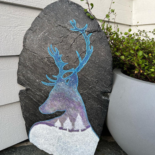 Reinsdyr på Skiferstein – Håndlaget Kunstverk med Akrylmaling og Glitter (25 x 41 cm)