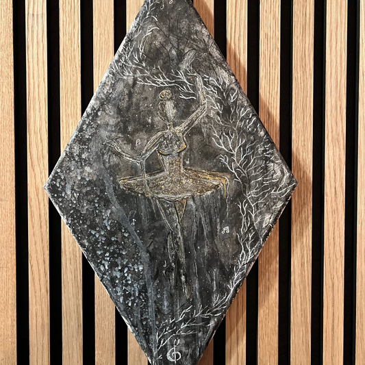 Spooky Ballerina – Mystisk Akrylmaleri med Spraymaling og Gelroller (20,5 x 11,5 cm)